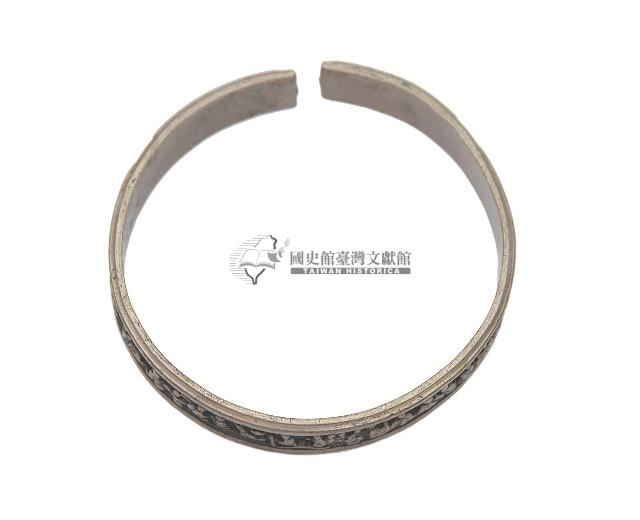 金屬製人像刻紋手環藏品圖，第2張