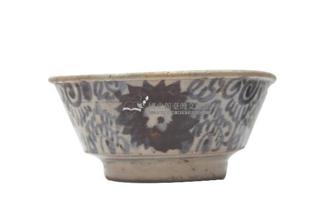 青花折枝花卉紋折腰碗藏品圖，第2張