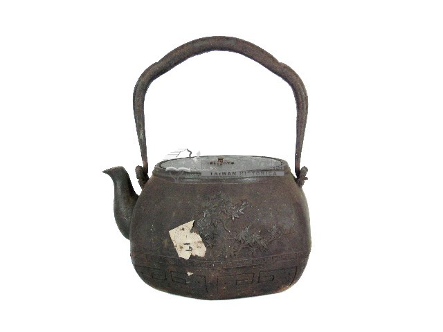 金龍堂造山水樓閣松紋南部鐵壺藏品圖，第2張