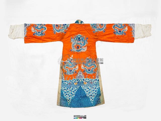 橘紅色白領龍紋長擺戲服藏品圖，第2張