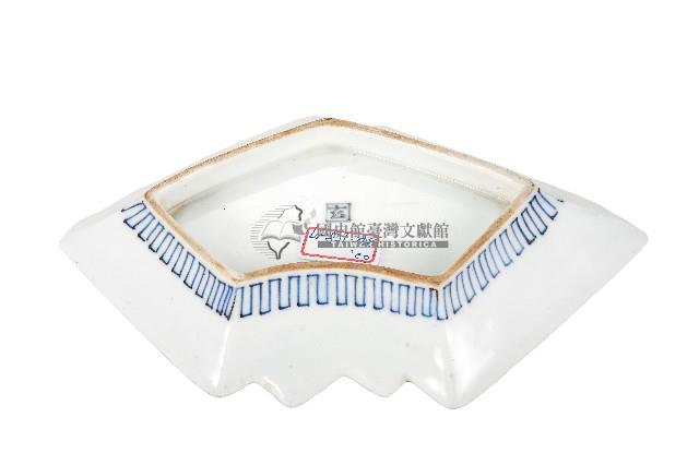 青花山水樓閣襷紋雙結型皿藏品圖，第2張