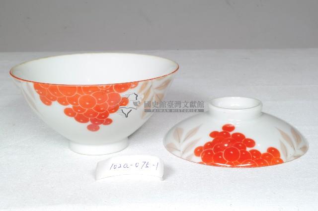 白地紅彩花果紋蓋碗藏品圖，第2張