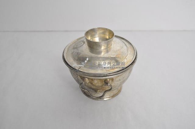 總督府徽紋雙繫環帶蓋銀碗三套組藏品圖，第2張
