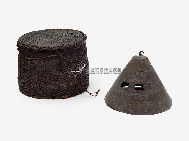 達悟族銀盔與籐製帽籃藏品圖，第1張