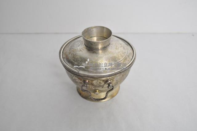 總督府徽紋雙繫環帶蓋銀碗三套組藏品圖，第2張