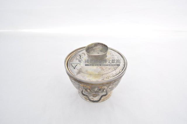 總督府徽紋雙繫環帶蓋銀碗三套組藏品圖，第2張