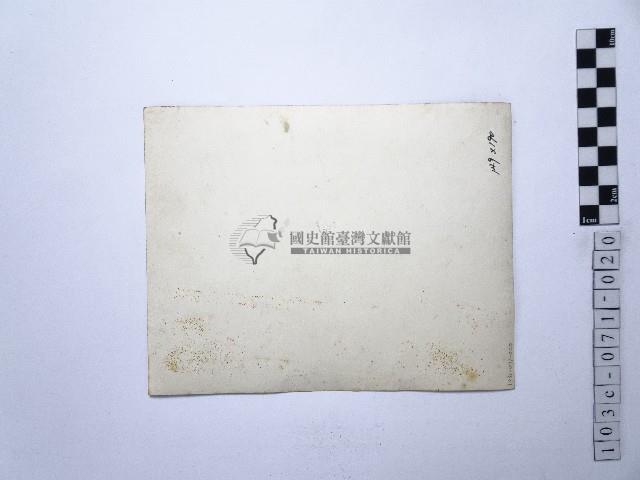 黃則修攝女性坐於野柳蜂窩岩藏品圖，第2張