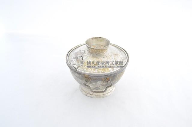 總督府徽紋雙繫環帶蓋銀碗三套組藏品圖，第2張