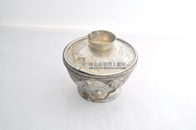 總督府徽紋雙繫環帶蓋銀碗三套組藏品圖，第2張