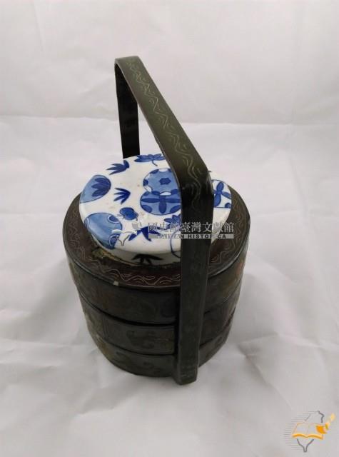 提梁青花丸型紋帶蓋圓形漆器雙層盒藏品圖，第2張