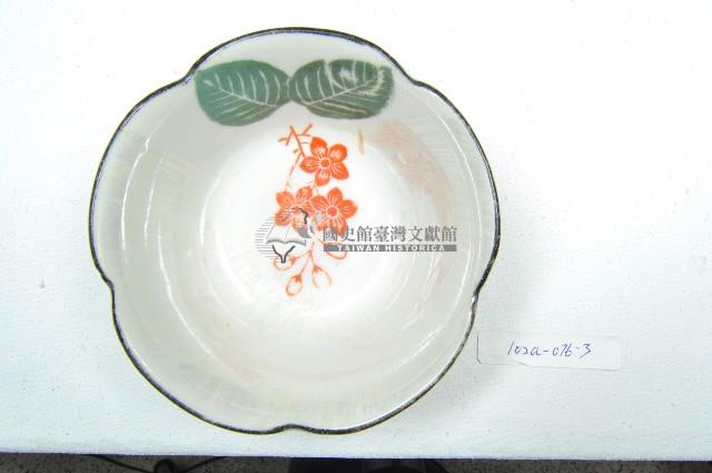 黑口五瓣式花口貼花紅綠彩櫻花紋瓷碗藏品圖，第2張