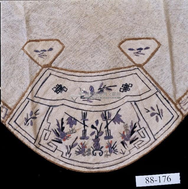 有鳳來儀刺繡扇形白棉肚兜藏品圖，第2張