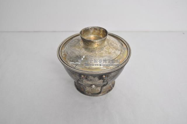 總督府徽紋雙繫環帶蓋銀碗三套組藏品圖，第2張
