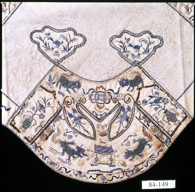 吉祥繡扇形老年婦女肚兜藏品圖，第2張