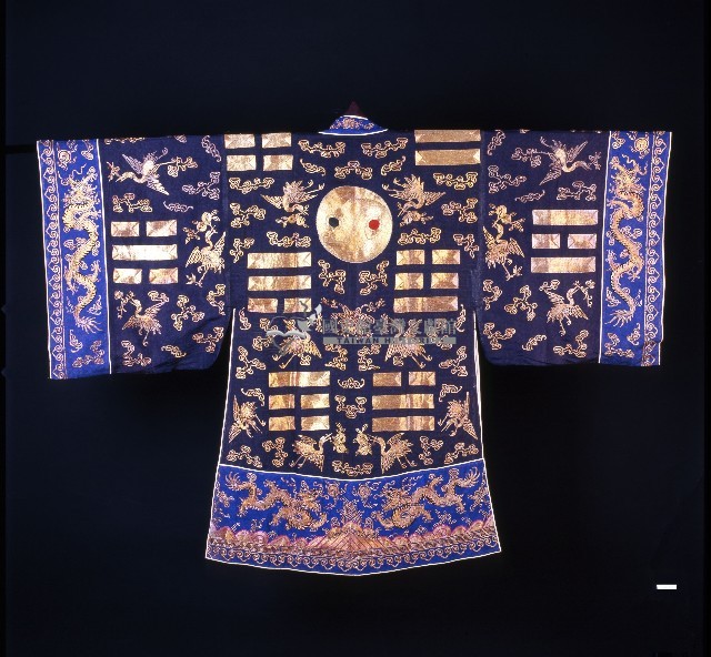 深藍色金紋吉祥繡樣道服藏品圖，第2張