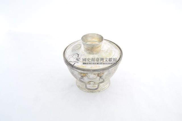 總督府徽紋雙繫環帶蓋銀碗三套組藏品圖，第2張