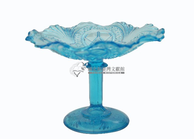 淺藍色浮雕玻璃高腳盤藏品圖，第2張