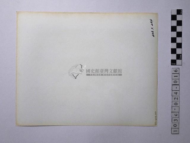 黃則修攝人倚靠廟門藏品圖，第2張