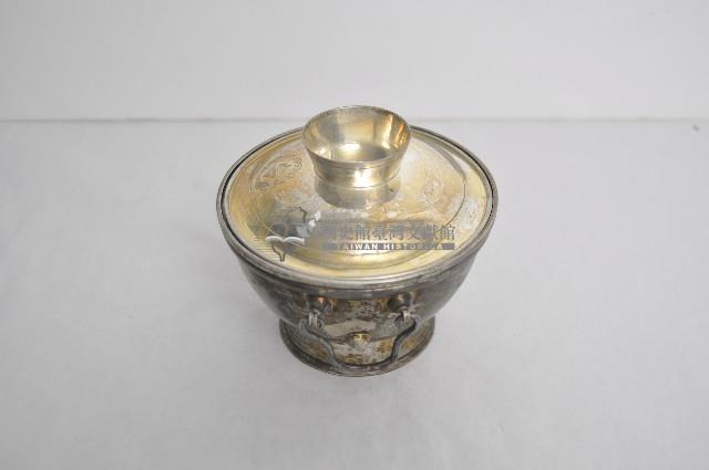 總督府徽紋雙繫環帶蓋銀碗三套組藏品圖，第2張