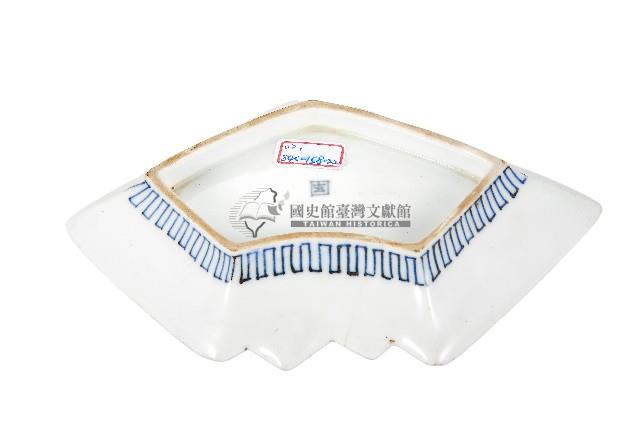 青花山水樓閣襷紋雙結型皿藏品圖，第2張