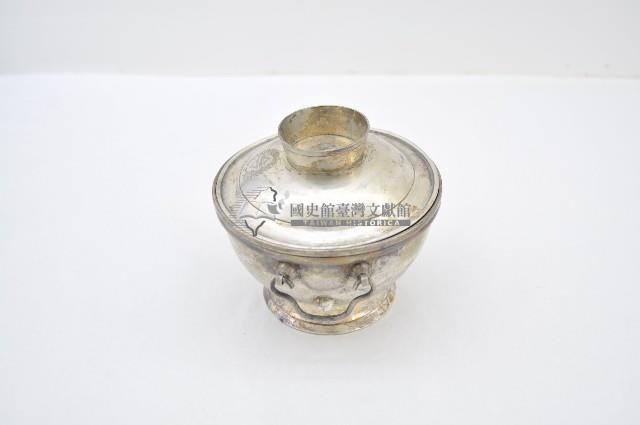 總督府徽紋雙繫環帶蓋銀碗三套組藏品圖，第2張