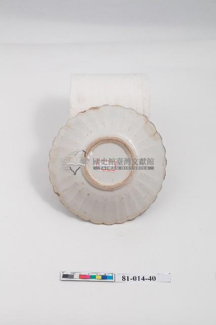 釉上五彩折枝花卉紋葵花口盤藏品圖，第2張