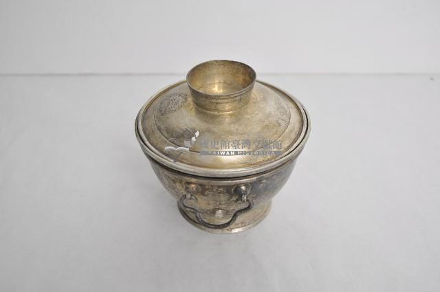 總督府徽紋雙繫環帶蓋銀碗三套組藏品圖，第2張