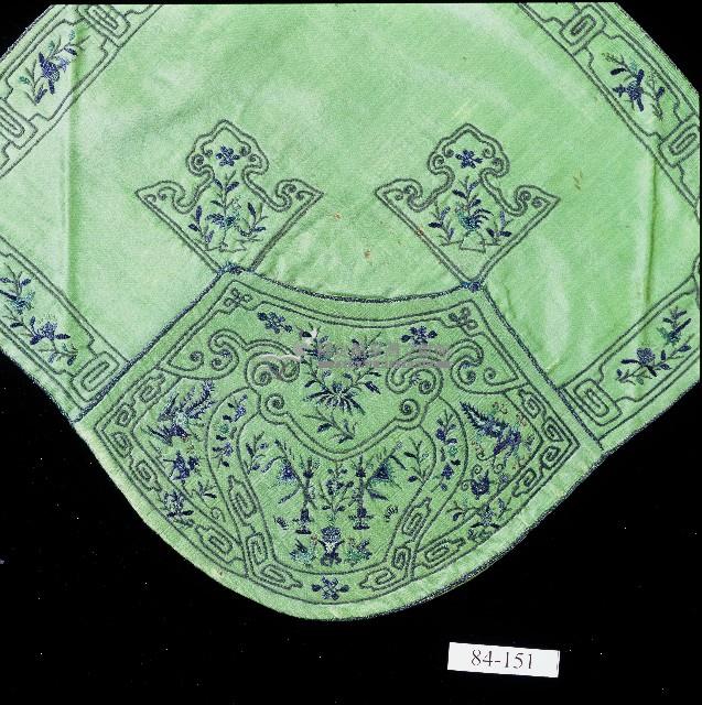 吉祥繡淺綠色扇形肚兜藏品圖，第2張