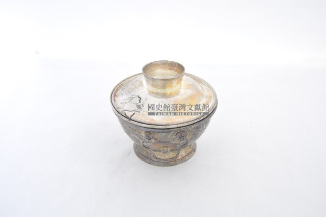 總督府徽紋雙繫環帶蓋銀碗三套組藏品圖，第2張