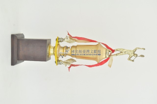 彰化縣六十七年縣長杯網球錦標賽冠軍獎座藏品圖，第2張