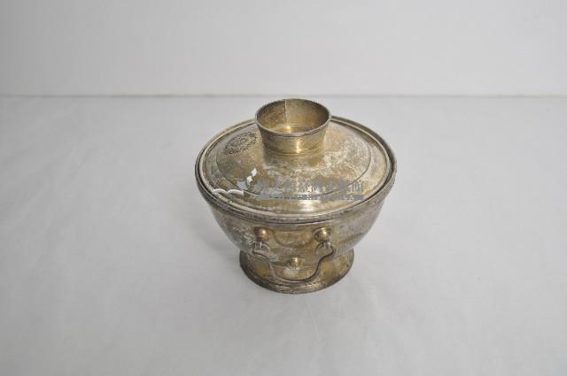 總督府徽紋雙繫環帶蓋銀碗三套組藏品圖，第2張