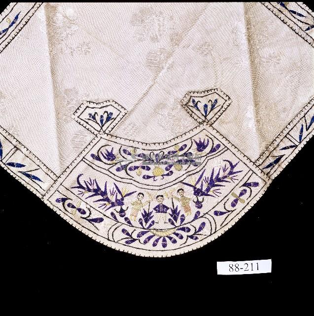 吉祥刺繡扇形米黃絲提布肚兜藏品圖，第2張