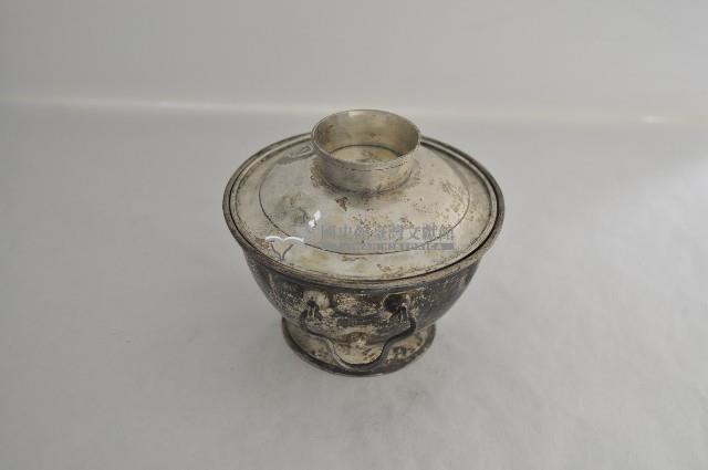 總督府徽紋雙繫環帶蓋銀碗三套組藏品圖，第2張