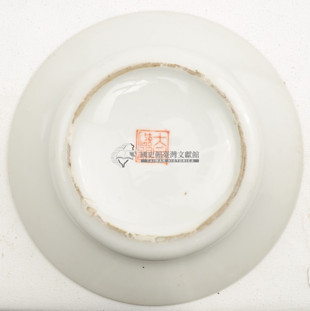 陶瓷製白色圓盤狀菸灰缸藏品圖，第2張