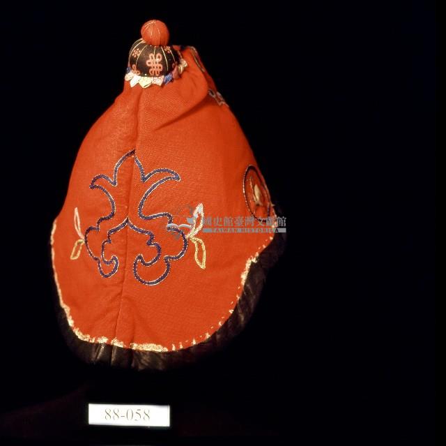 紅色如意雲紋綉樣童帽藏品圖，第2張