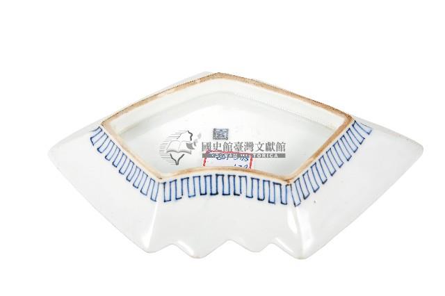 青花山水樓閣襷紋雙結型皿藏品圖，第2張