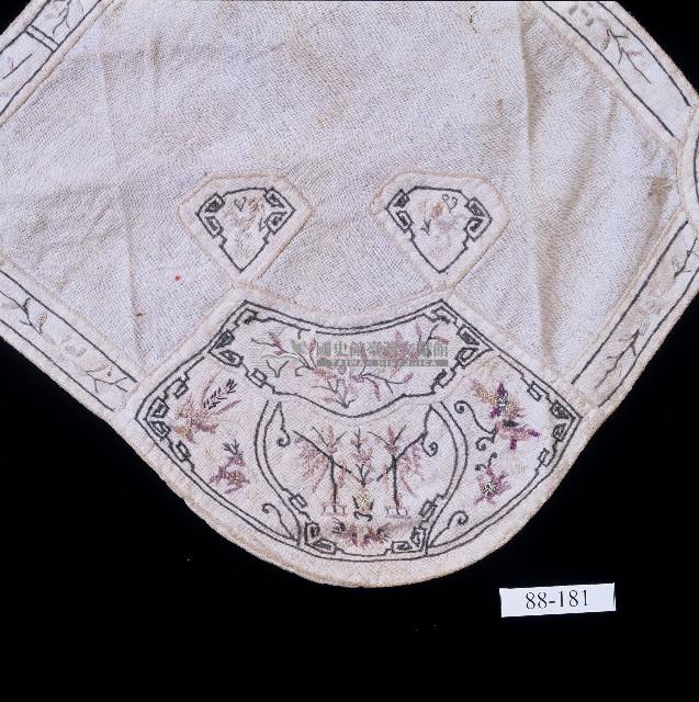 功名剛拔刺繡扇形白棉肚兜藏品圖，第2張