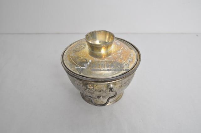 總督府徽紋雙繫環帶蓋銀碗三套組藏品圖，第2張