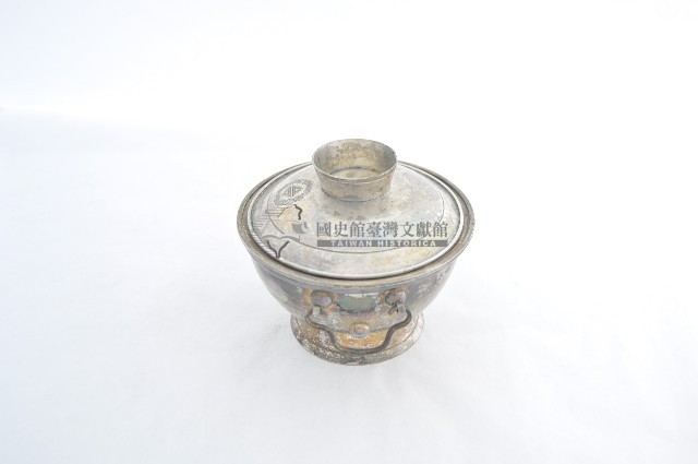 總督府徽紋雙繫環帶蓋銀碗三套組藏品圖，第2張