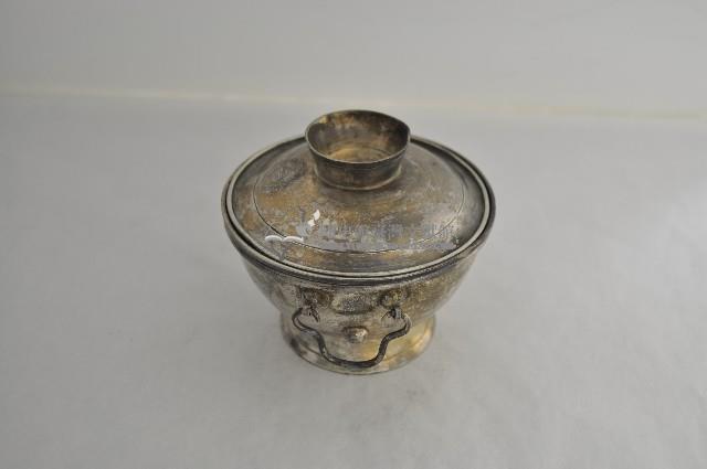 總督府徽紋雙繫環帶蓋銀碗三套組藏品圖，第2張