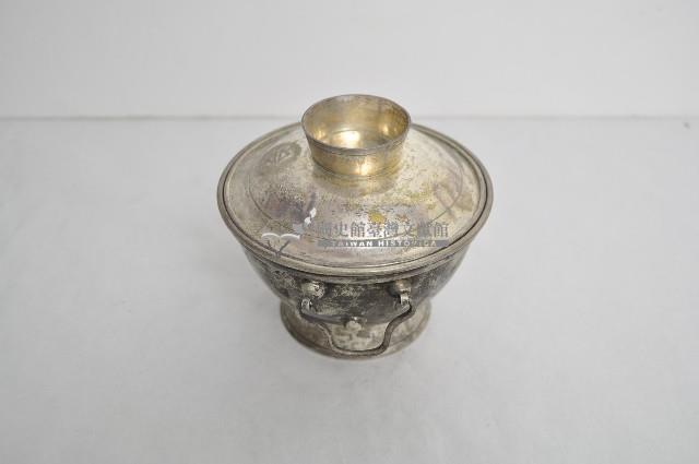 總督府徽紋雙繫環帶蓋銀碗三套組藏品圖，第2張