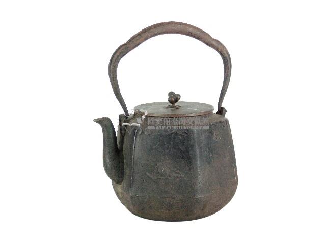萬龍堂造花草紋南部鐵壺藏品圖，第2張