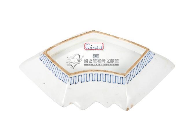 青花山水樓閣襷紋雙結型皿藏品圖，第2張