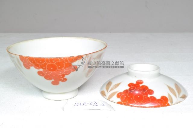 白地紅彩花果紋蓋碗藏品圖，第2張