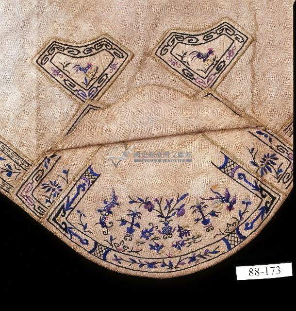 龍鳳呈祥刺繡扇形白棉肚兜藏品圖，第2張