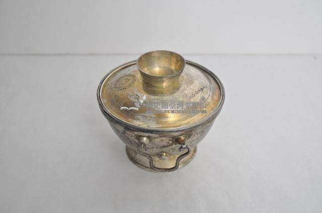 總督府徽紋雙繫環帶蓋銀碗三套組藏品圖，第2張