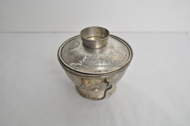 總督府徽紋雙繫環帶蓋銀碗三套組藏品圖，第2張