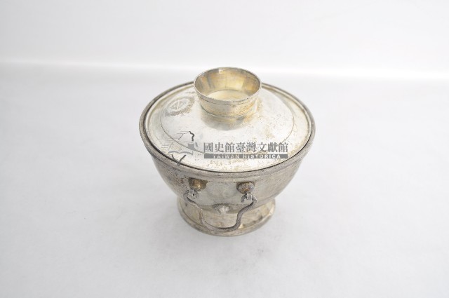 總督府徽紋雙繫環帶蓋銀碗三套組藏品圖，第2張