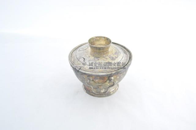 總督府徽紋雙繫環帶蓋銀碗三套組藏品圖，第2張