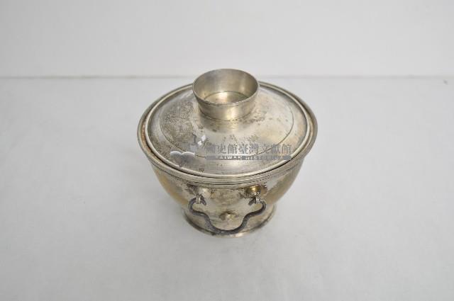 總督府徽紋雙繫環帶蓋銀碗三套組藏品圖，第2張